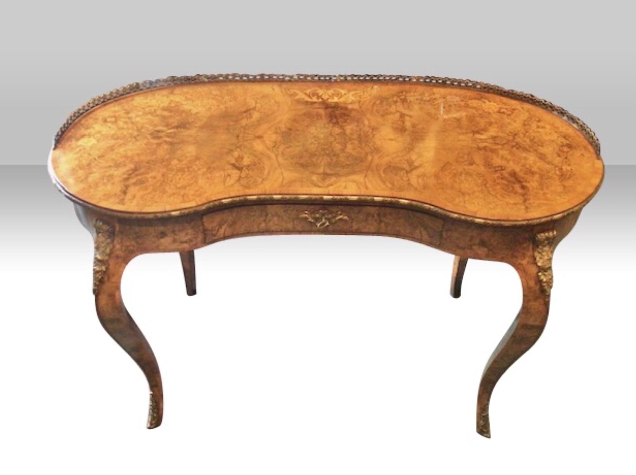 Antique Inlaid and Marquetry Burr Walnut Kidney Shaped Table Desk In Good Condition For Sale In Antrim, GB