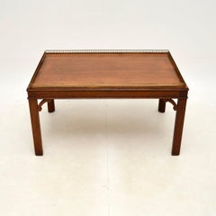 Mesa de centro antigua estilo Chippendale con incrustaciones de latón