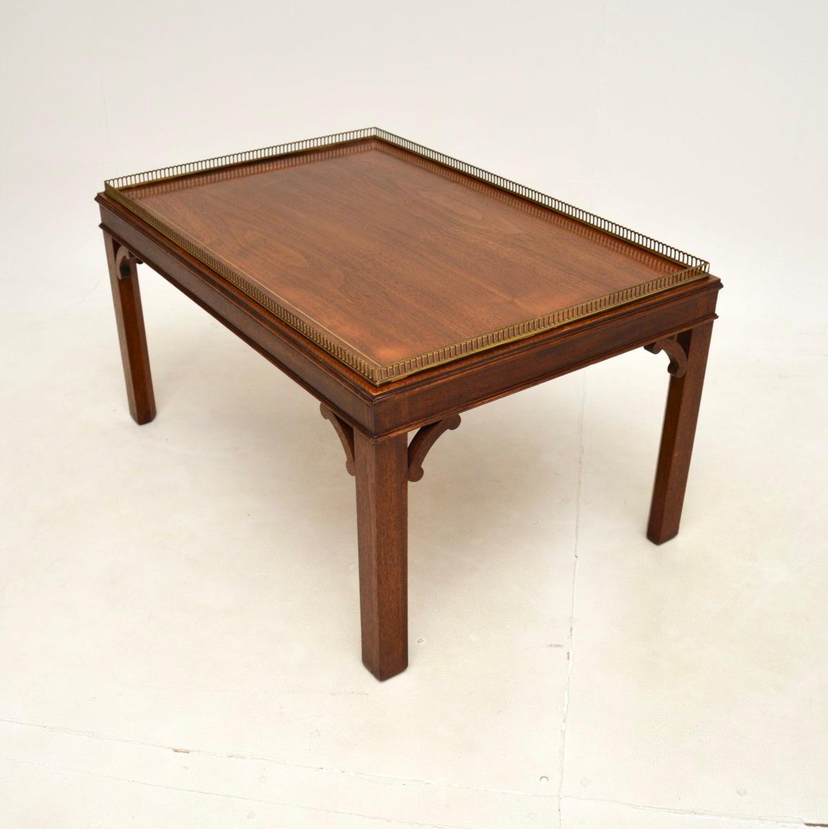 Britannique Antique Inlaid Brass Chippendale Style Coffee Table en vente