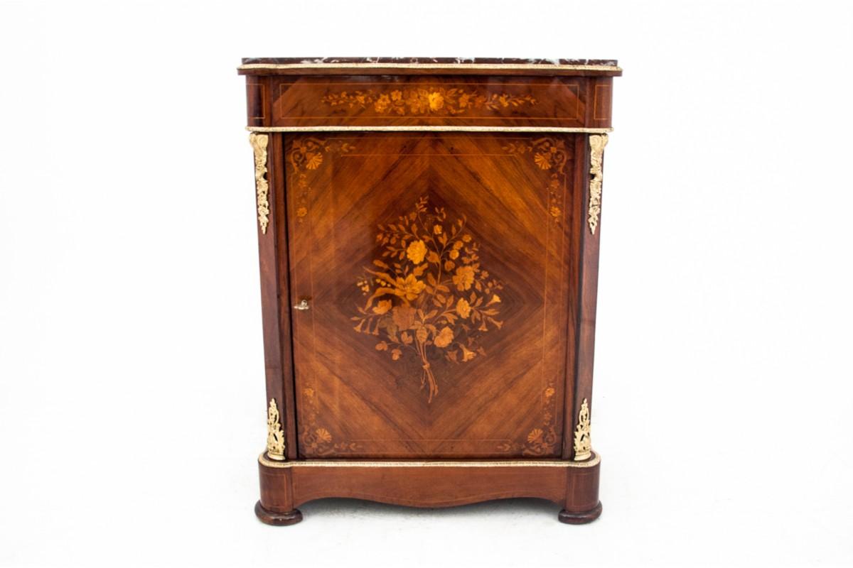 An inlaid chest of drawers from the end of the 19th century.

Furniture in very good condition, after professional renovation. The chest of drawers is finished in a high-gloss polish.

Dimensions: height 105 cm / width 84 cm / depth 41 cm