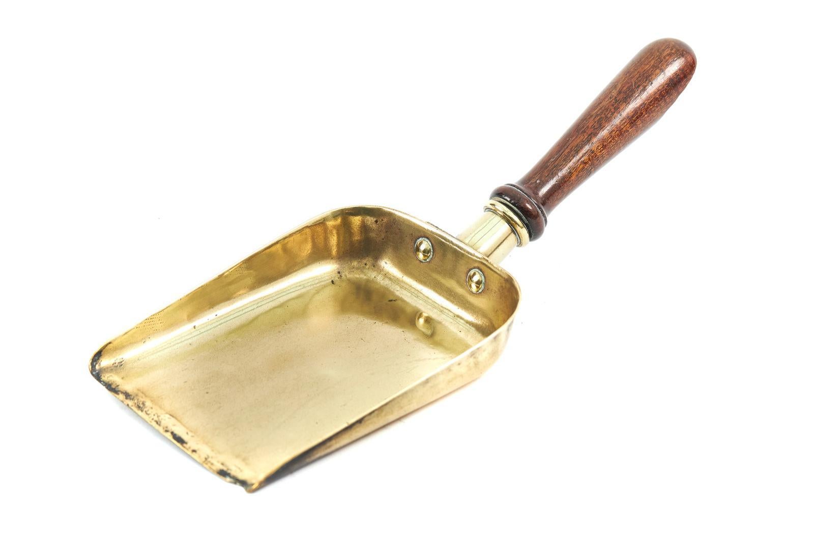 Antica cassetta per il carbone intarsiata, di buona qualità, con una maniglia in ottone ornata nella parte superiore e un fantastico coperchio intarsiato sollevabile che si apre per rivelare la fodera metallica originale e sollevata su piedi