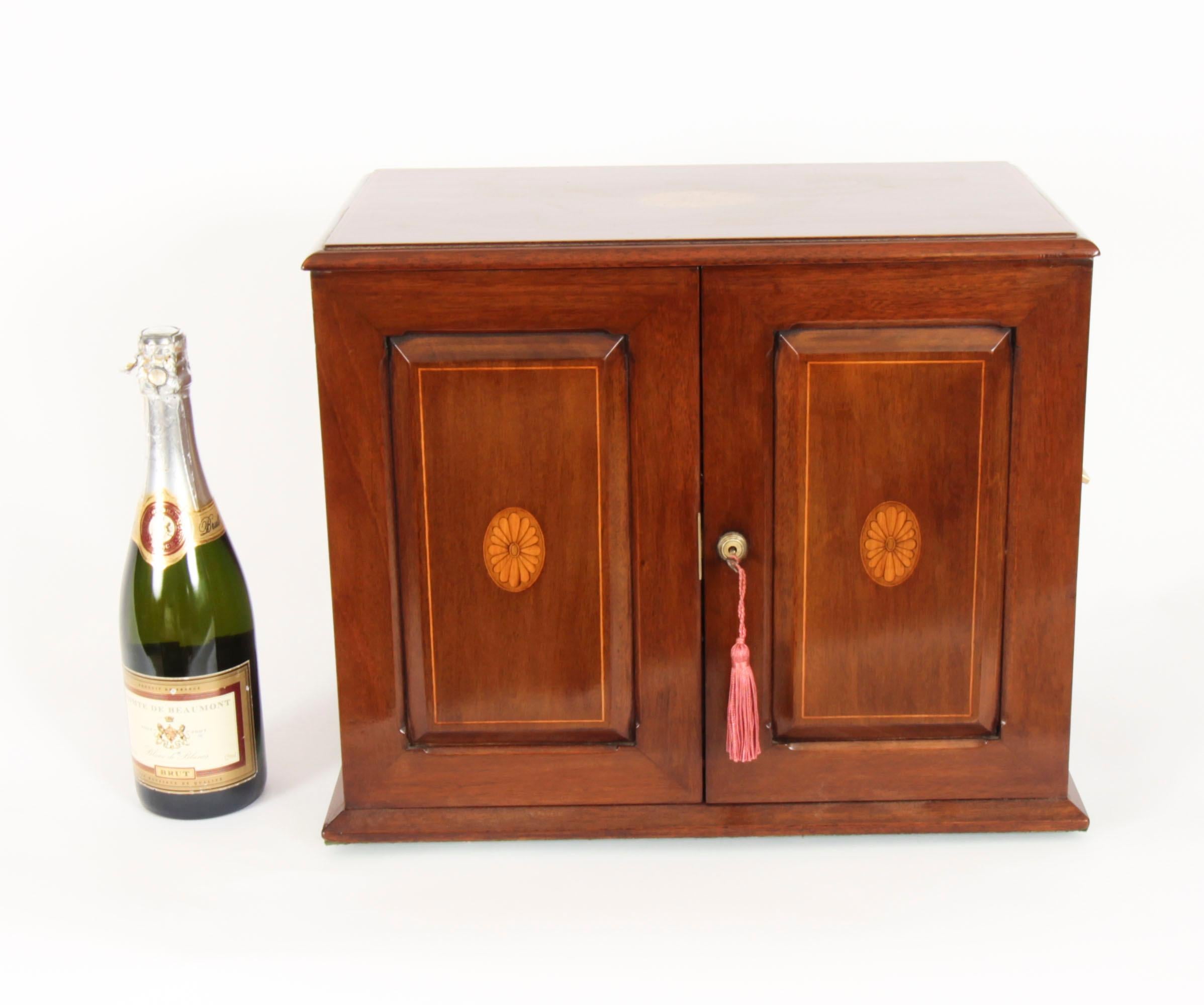 Carafe à décanter antique en acajou flammé à trois cristaux Tantale 19ème siècle 12