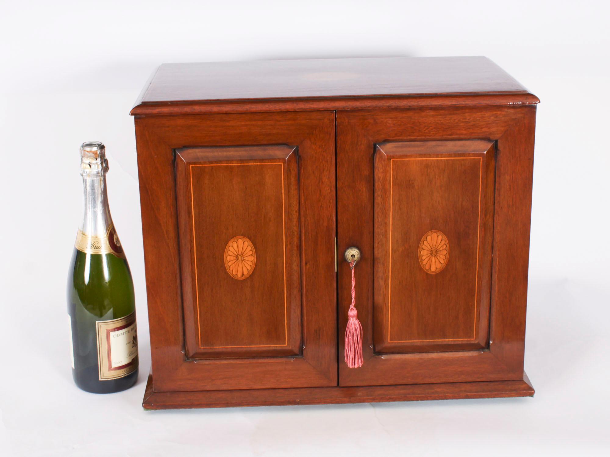 Antico decanter a fiamma intarsiata in mogano con tre cristalli Tantalus XIX secolo in vendita 13