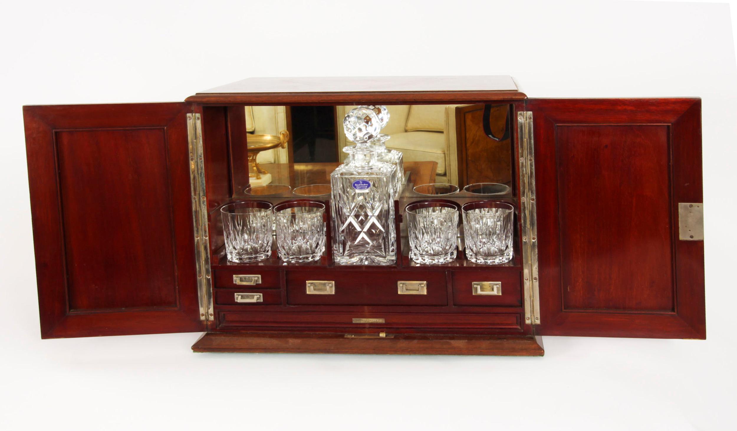 Il s'agit d'un superbe et rare coffret victorien en acajou flammé à trois carafes Gentlemans tantalus / Library  / poste de communication de Maples & Co,  C1880 en date.

Le meuble est décoré d'une ligne de buis incrustée de motifs en marqueterie de