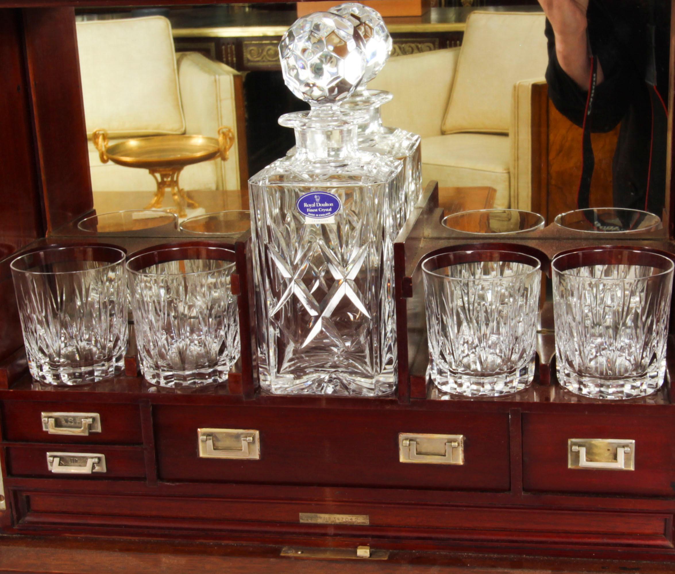 Victorien Carafe à décanter antique en acajou flammé à trois cristaux Tantale 19ème siècle