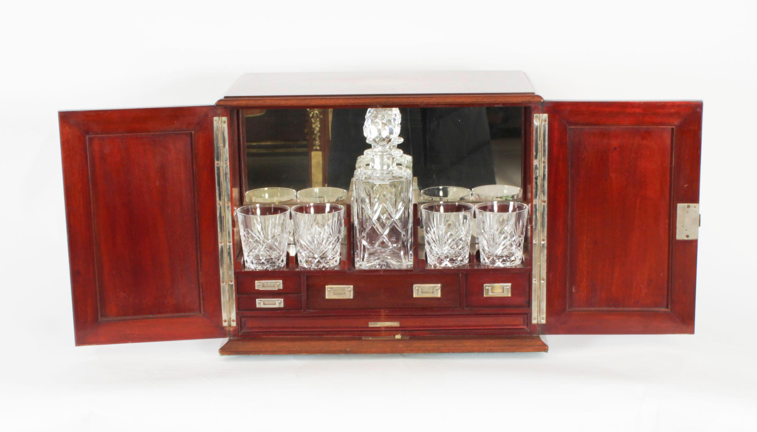 Antico decanter a fiamma intarsiata in mogano con tre cristalli Tantalus XIX secolo In condizioni buone in vendita a London, GB