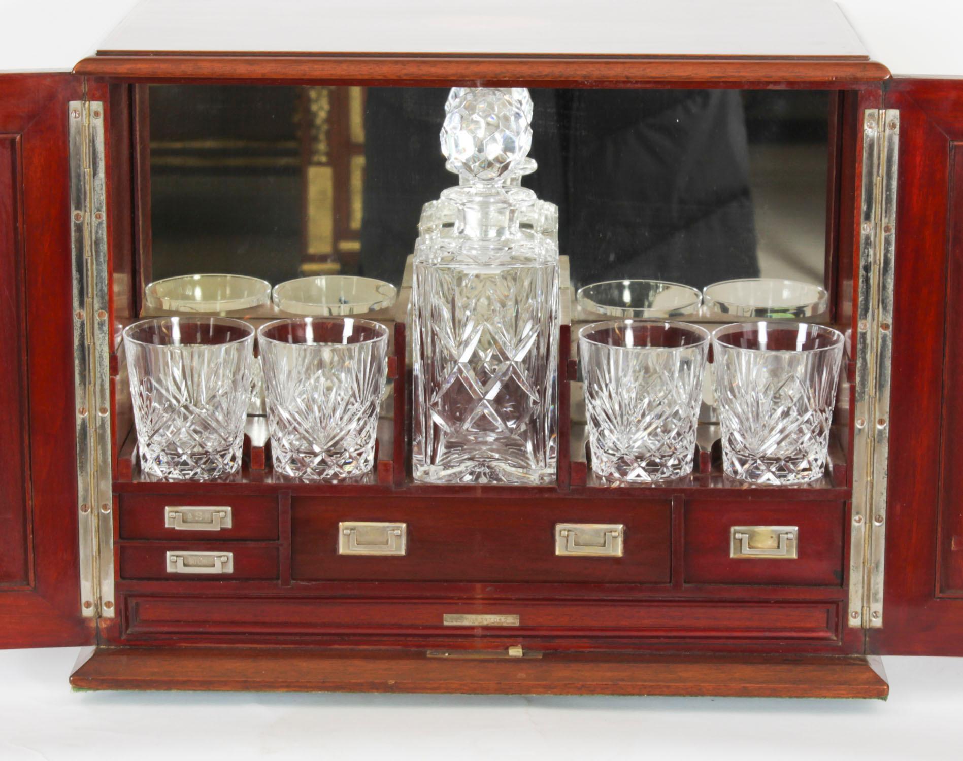 Abalone Antico decanter a fiamma intarsiata in mogano con tre cristalli Tantalus XIX secolo in vendita