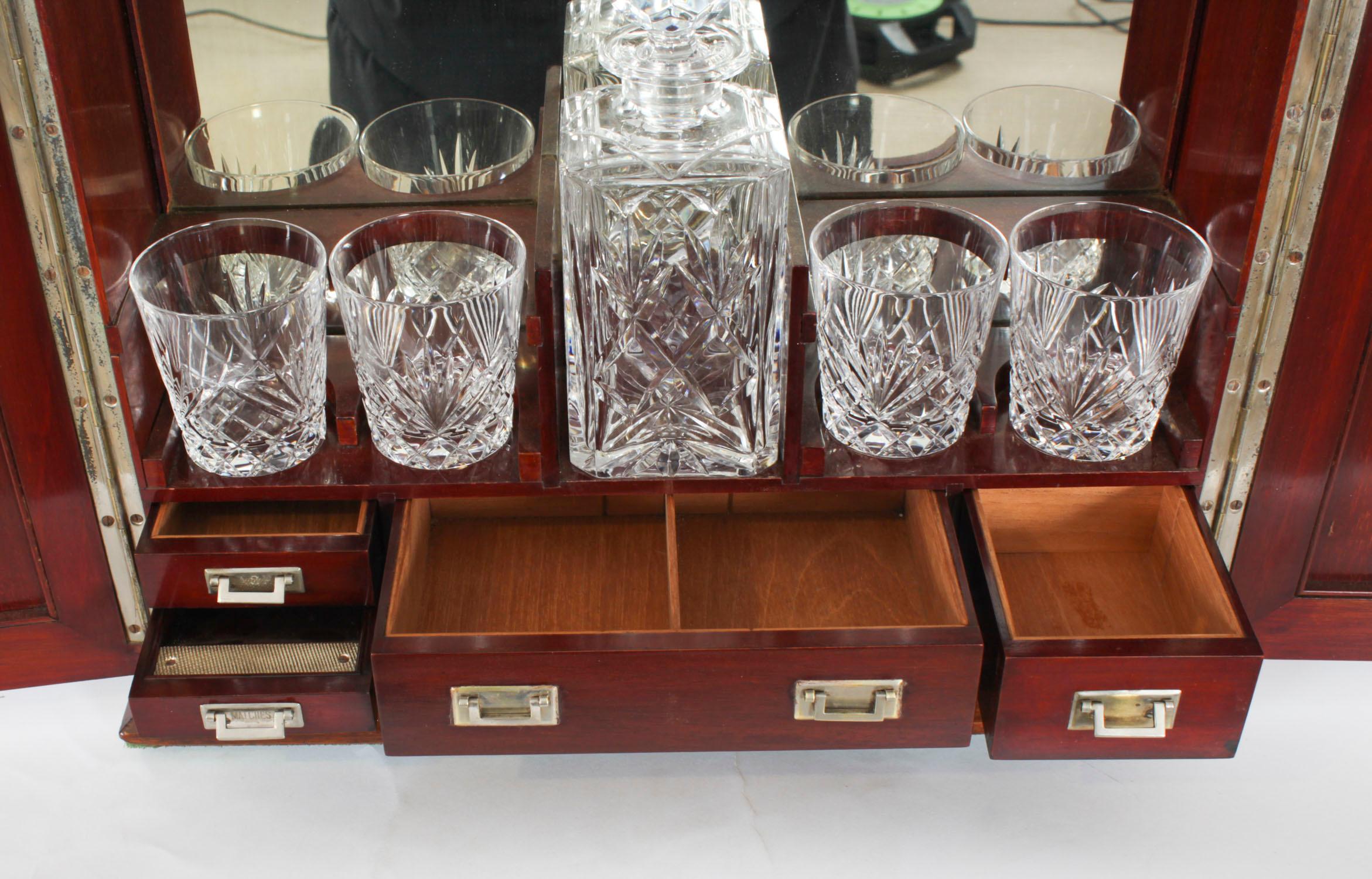 Antico decanter a fiamma intarsiata in mogano con tre cristalli Tantalus XIX secolo in vendita 1