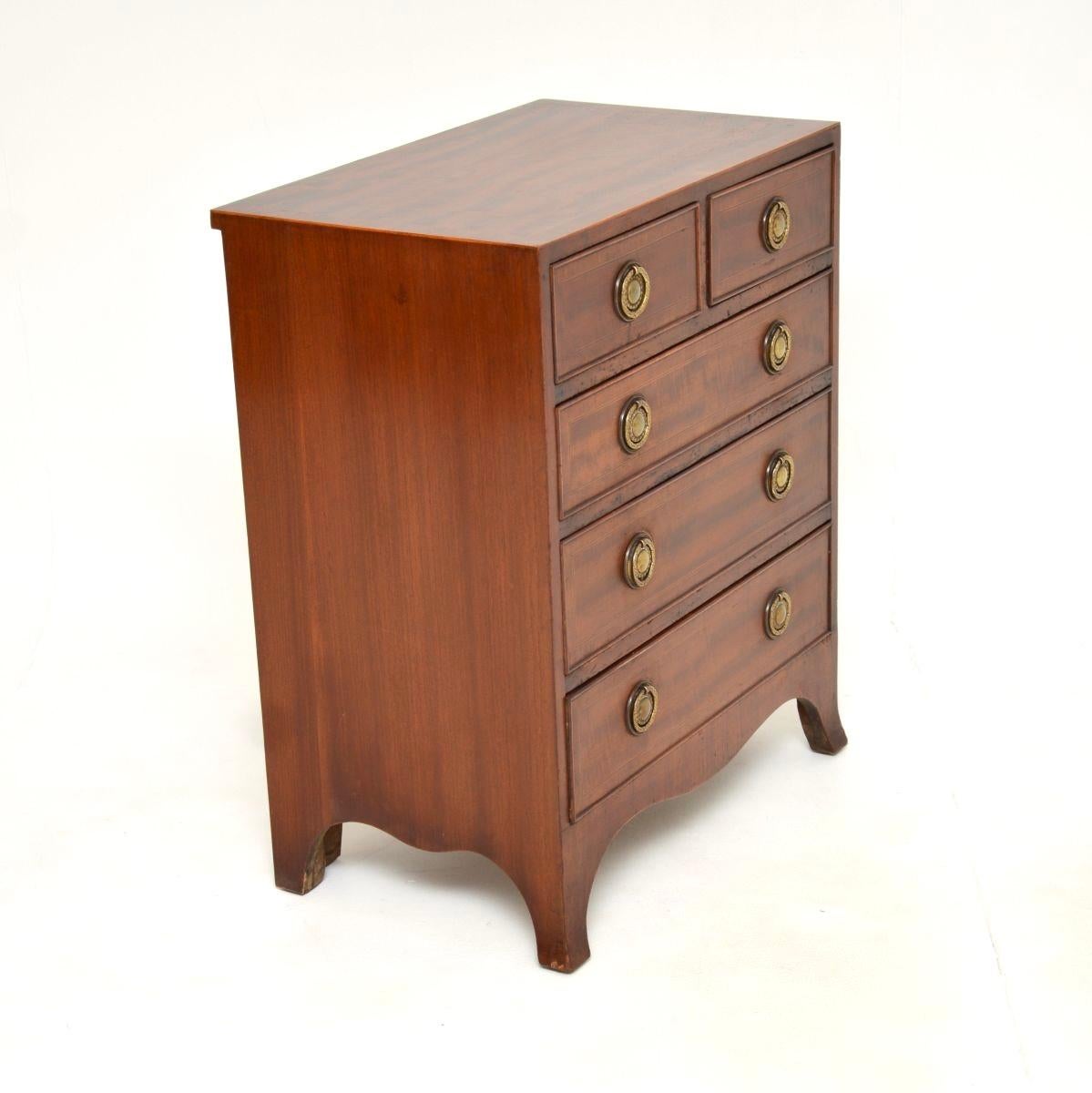 Georgiano Antico cassettone intarsiato in stile georgiano in vendita