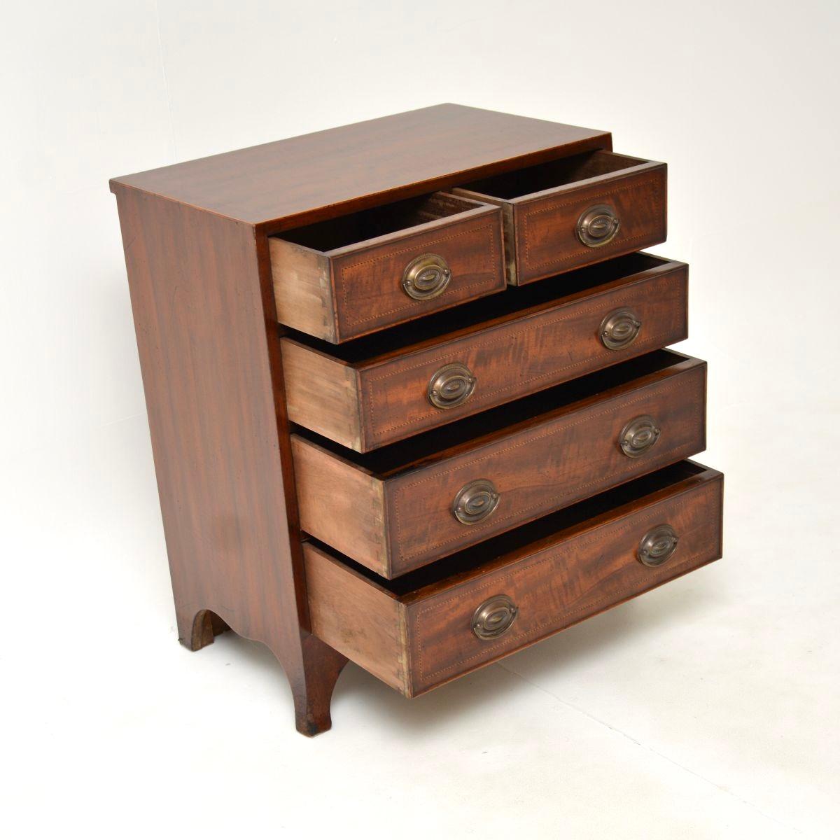 Britannico Antico cassettone intarsiato in stile georgiano in vendita