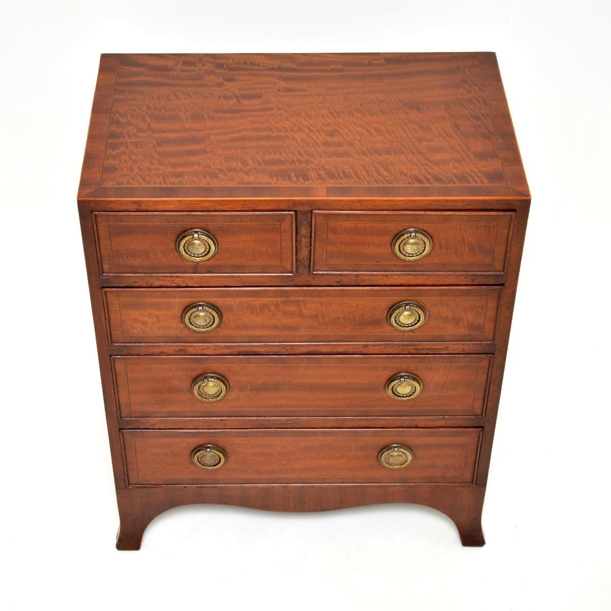 Metà XX secolo Antico cassettone intarsiato in stile georgiano in vendita