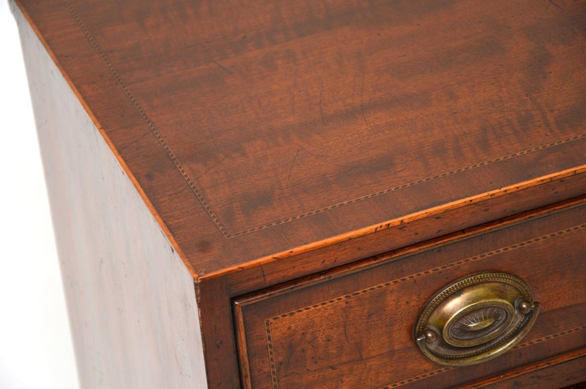 Metà XX secolo Antico cassettone intarsiato in stile georgiano in vendita