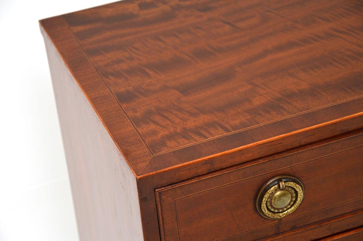 Legno Antico cassettone intarsiato in stile georgiano in vendita