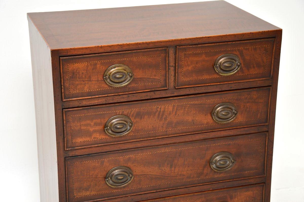 Legno Antico cassettone intarsiato in stile georgiano in vendita