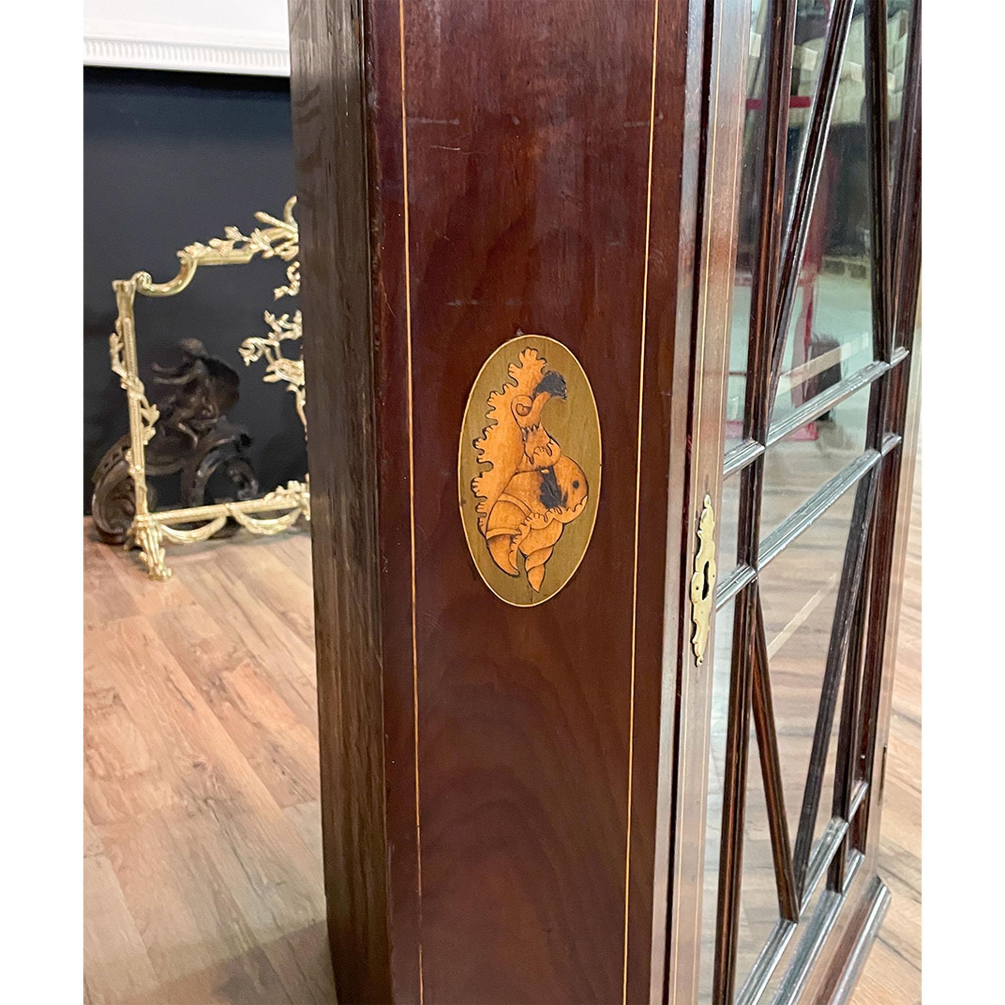 XIXe siècle Ancienne armoire d'angle en acajou avec marqueterie en vente
