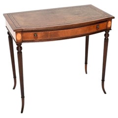 Table d'écriture / table d'appoint ancienne avec plateau en cuir marqueté
