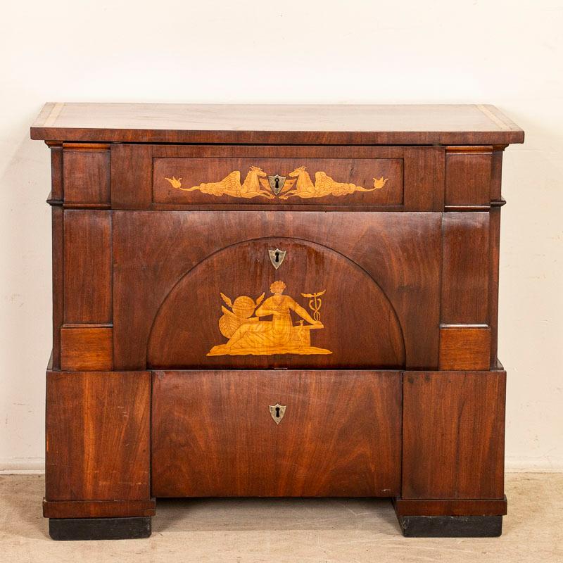 Antique Inlaid Mahogany Biedemeier Chest of Drawers Commode In Good Condition For Sale In Round Top, TX