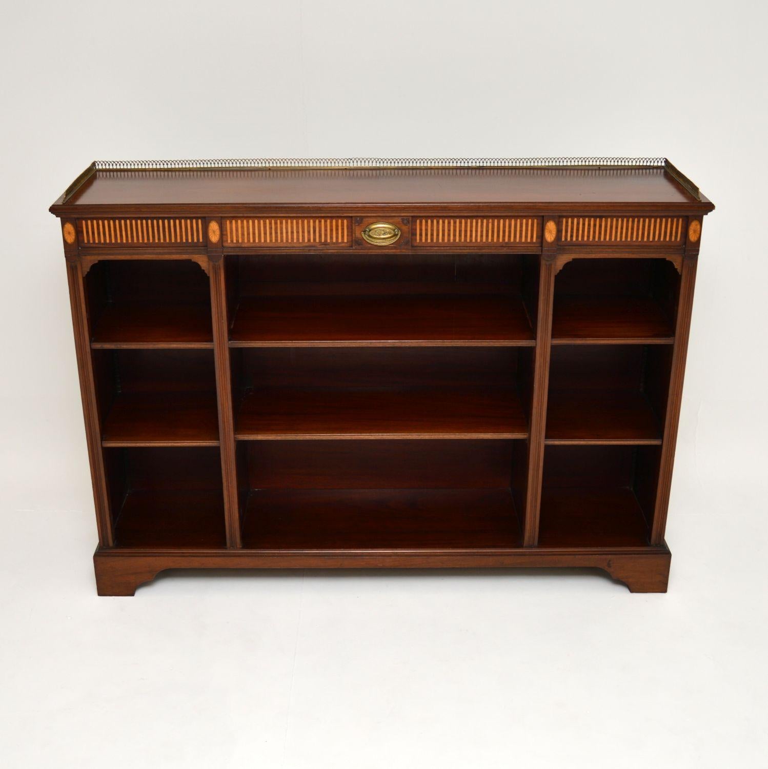 A fantastic antique open bookcase, beautifully made in mahogany, with satinwood inlays. This was made in England & is Edwardian, dating from around the 1890-1910 period.
It is extremely well made and of very high quality, it has six adjustable