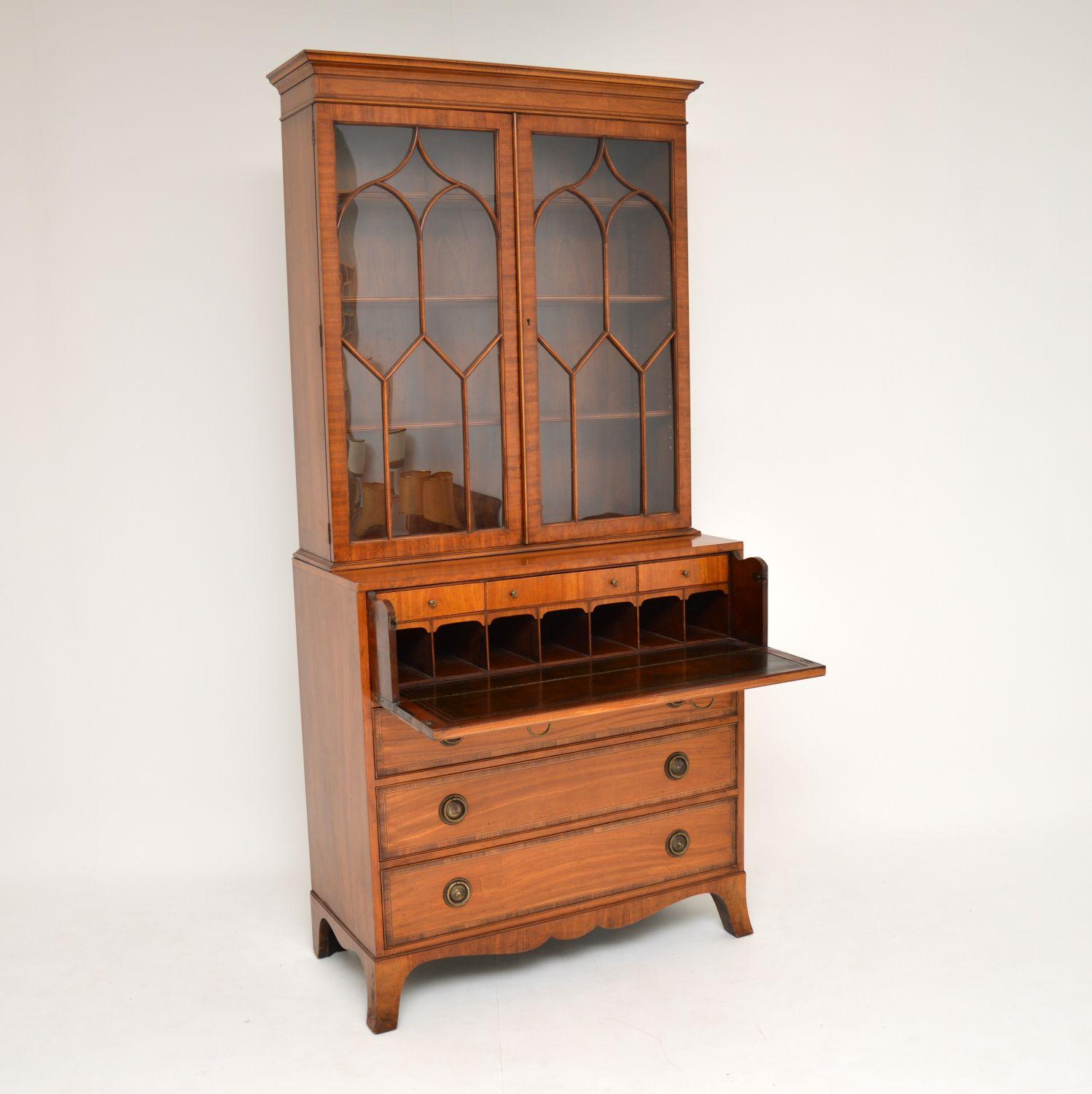 Impressive and extremely high quality antique Sheraton style satinwood secretaire bookcase in excellent condition and dating from circa 1930s period.

The top section has two astral-glazed doors and fully adjustable bookshelves inside. The top