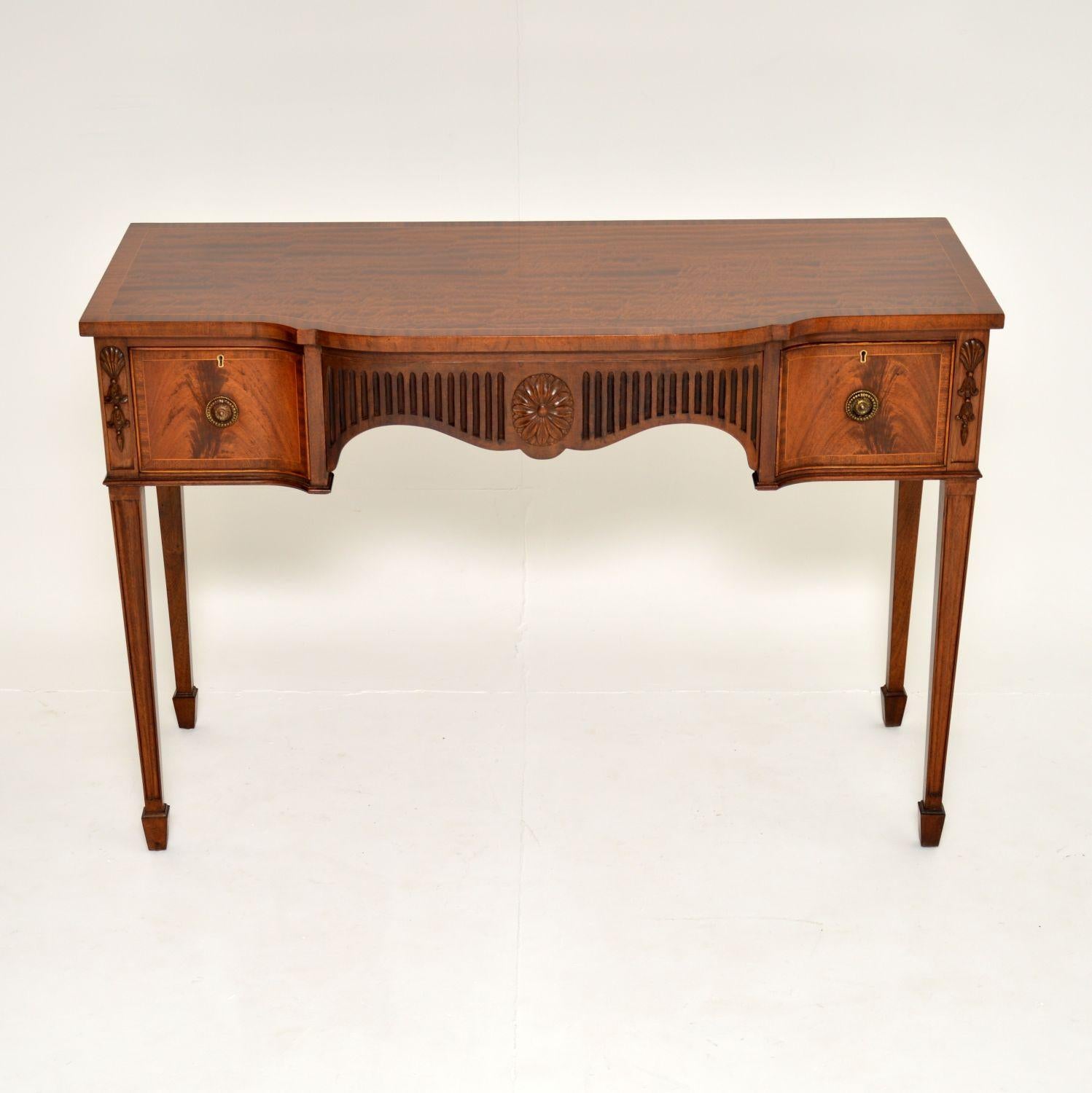 An excellent antique server table. This was made in England, it dates from around the 1920-30’s.

It is of superb quality with many fine features. There is beautiful carving on the edges, the top and drawer fronts are nicely cross banded. The
