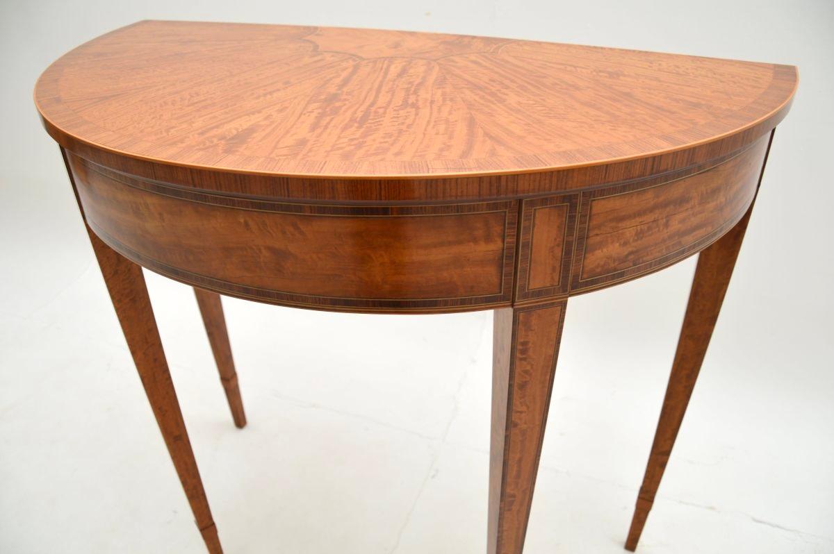 Legno di seta Tavolo consolle antico in legno satinato intarsiato in vendita