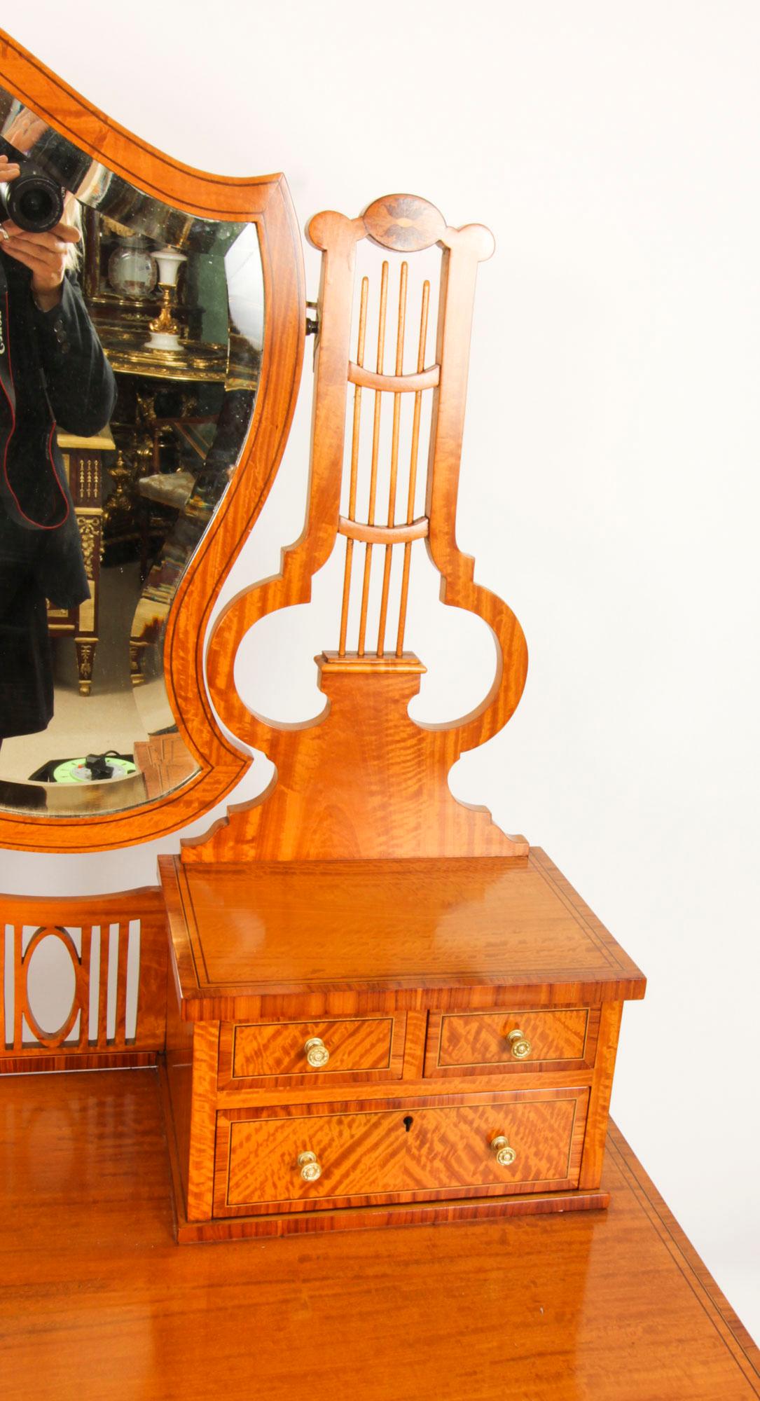 Début du XIXe siècle Table de toilette ancienne en bois de citronnier incrusté Maple & Co 19ème siècle en vente