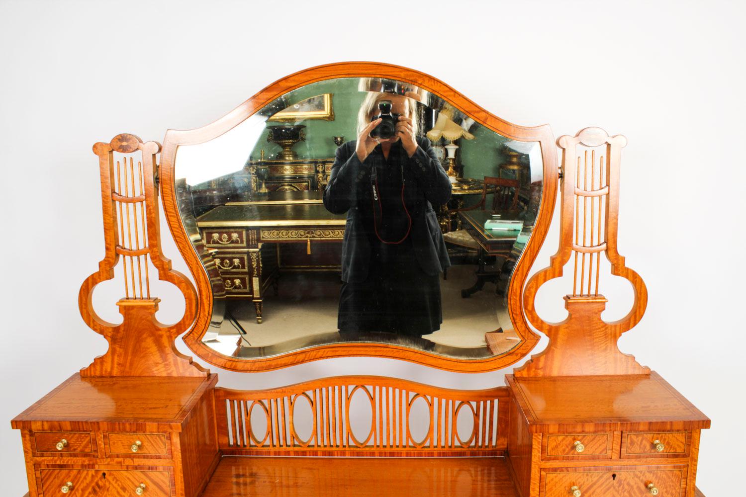 Table de toilette ancienne en bois de citronnier incrusté Maple & Co 19ème siècle en vente 3