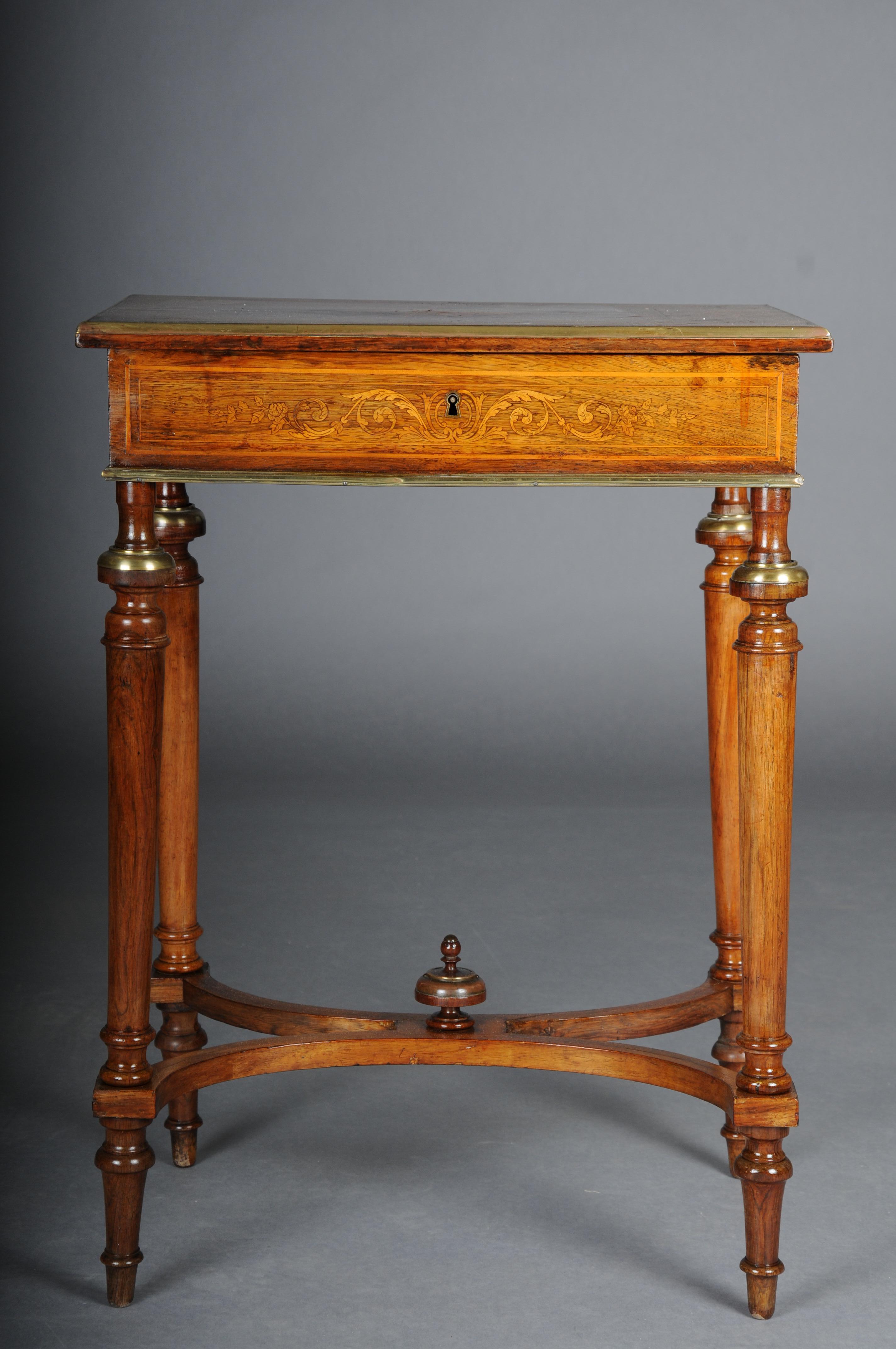 Antique inlaid side table/sewing table Napoleon III, brass

Solid wood body with fine veneer. Foldable cover plate, lockable.

Tapered tapered legs connected to your X-shaped center bar.

Measurement framed and refined.

Napoleon III around 1870,