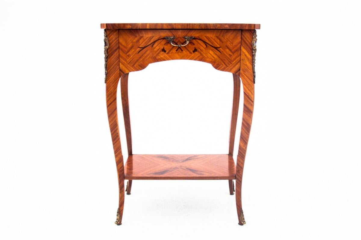 An antique table from the beginning of the 20th century. Furniture in very good condition after renovation. Made of walnut wood with intarsia.

Dimensions: height 63 cm / width 45 cm / depth 31 cm.