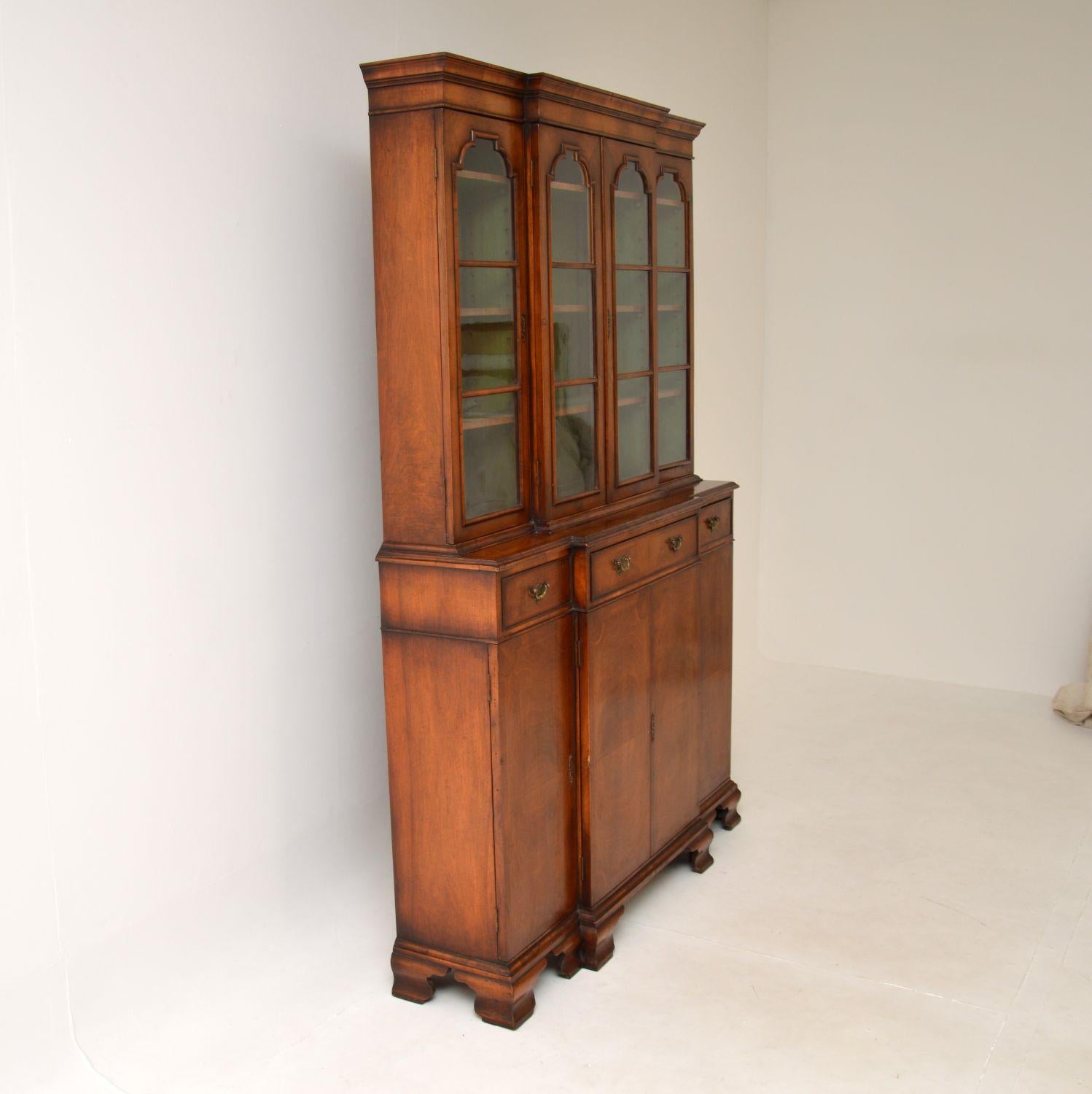 Antique Inlaid Walnut Breakfront Bookcase In Good Condition In London, GB