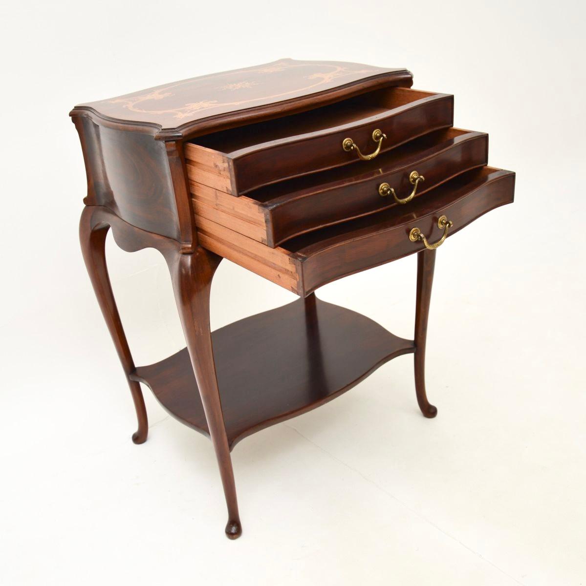 Une table d'appoint ancienne en noyer incrusté, élégante et extrêmement bien réalisée par Waring et Gillow. Fabriqué en Angleterre, il date de la période 1890-1910.

Il est d'une très grande qualité, d'une taille utile et magnifiquement conçu. Il