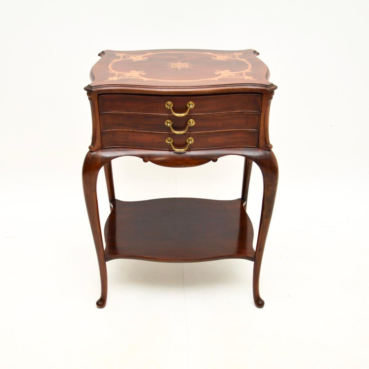Britannique Table d'appoint ancienne en noyer marqueté par Waring and Gillows en vente