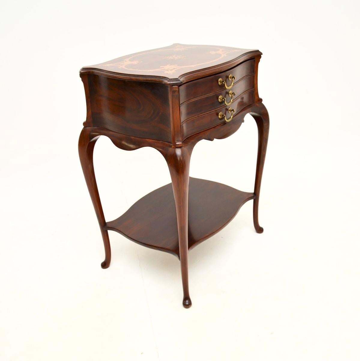 Incrusté Table d'appoint ancienne en noyer marqueté par Waring and Gillows en vente