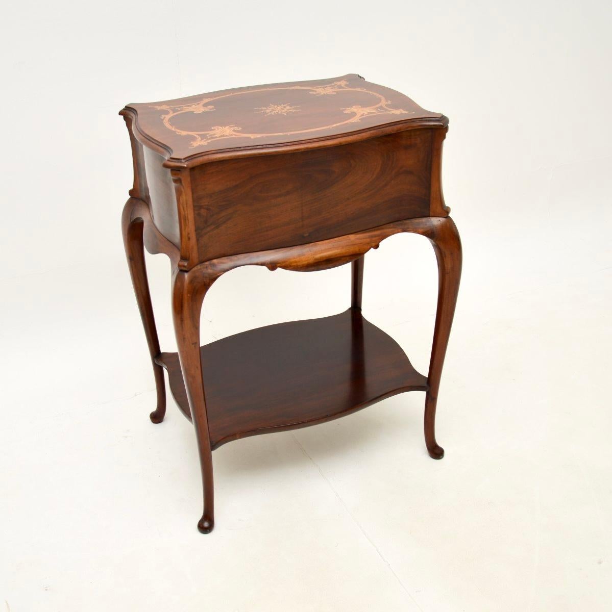 Fin du XIXe siècle Table d'appoint ancienne en noyer marqueté par Waring and Gillows en vente