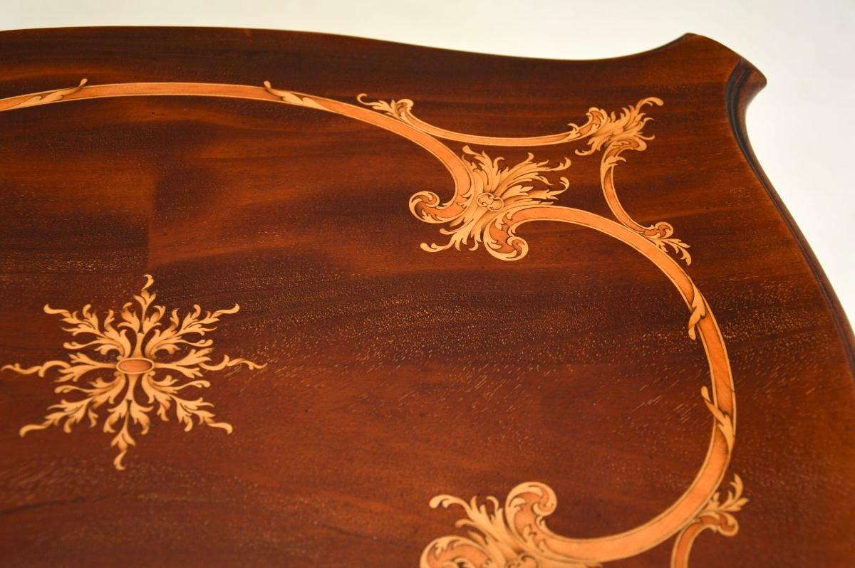 Table d'appoint ancienne en noyer marqueté par Waring and Gillows en vente 2
