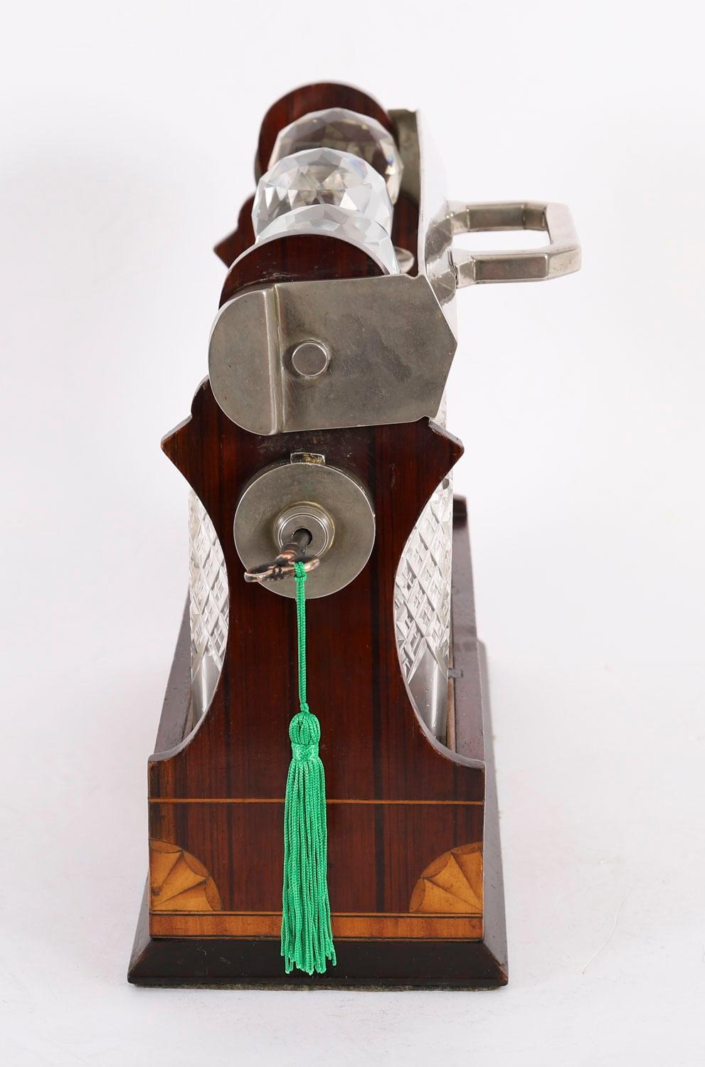 Decantador antiguo de incrustaciones de nogal y tres cristales tallados Tantalus C1870 Siglo XIX en venta 3