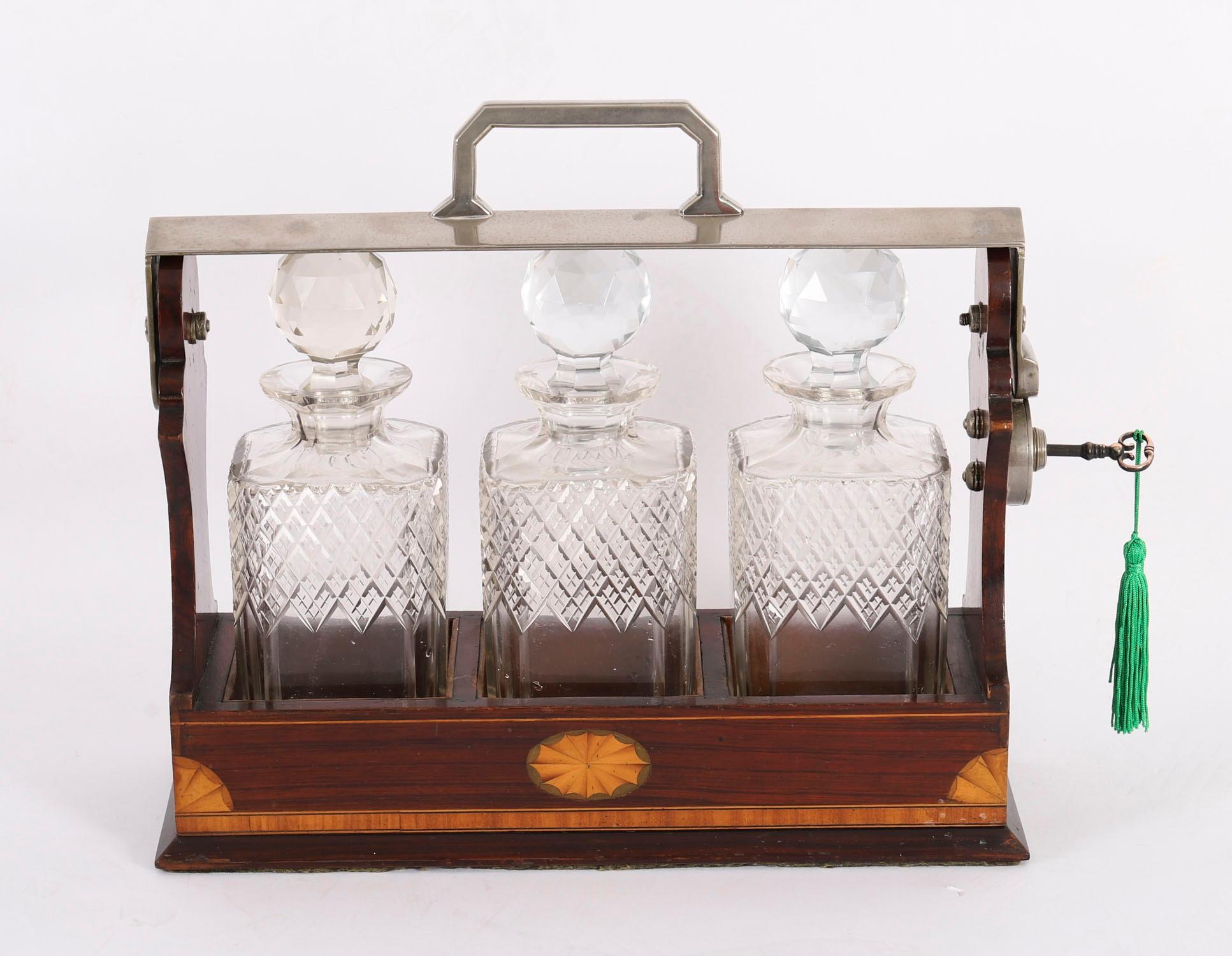 Decantador antiguo de incrustaciones de nogal y tres cristales tallados Tantalus C1870 Siglo XIX en Bueno estado para la venta en London, GB