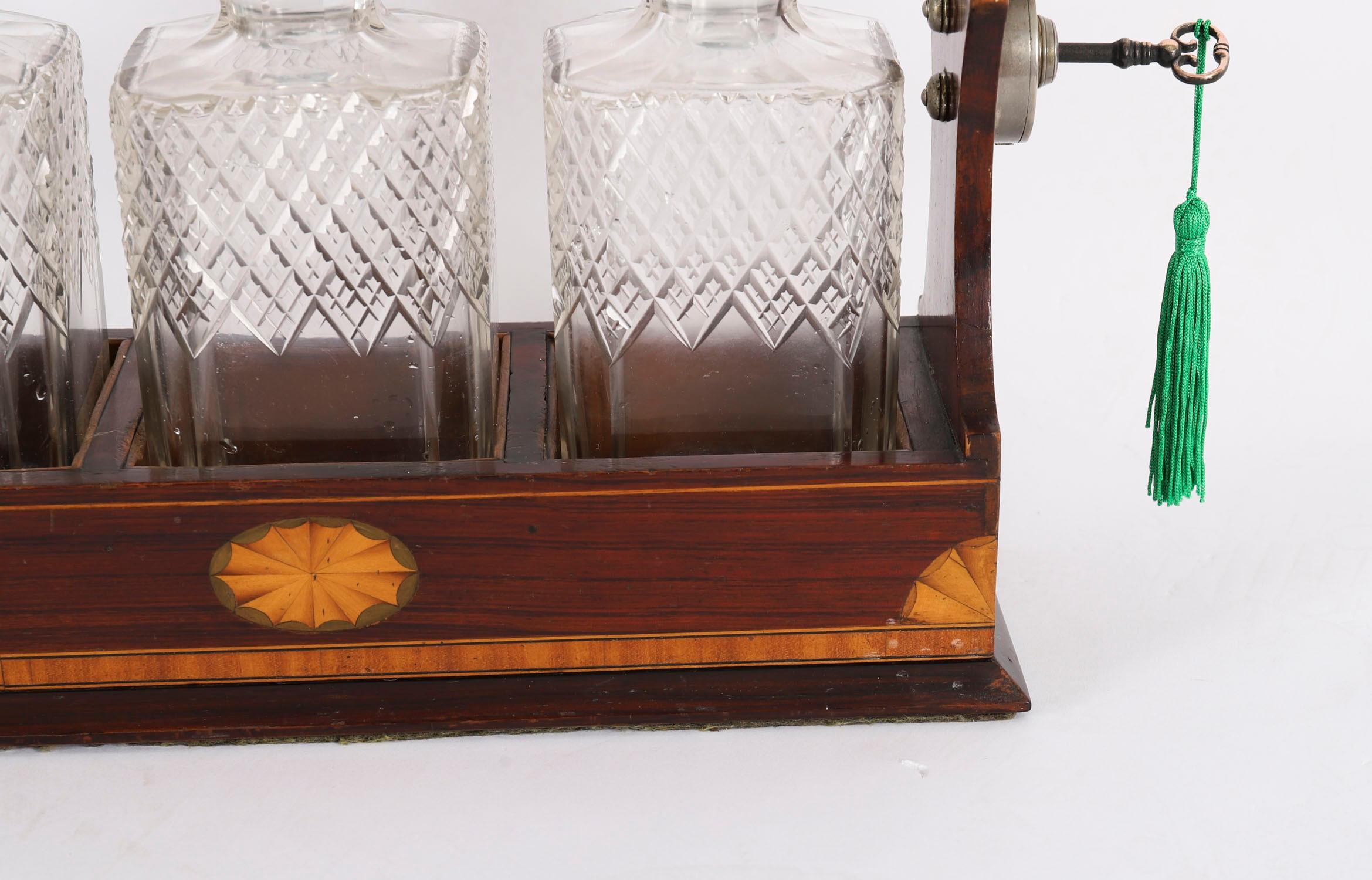 Decantador antiguo de incrustaciones de nogal y tres cristales tallados Tantalus C1870 Siglo XIX Fines del siglo XIX en venta