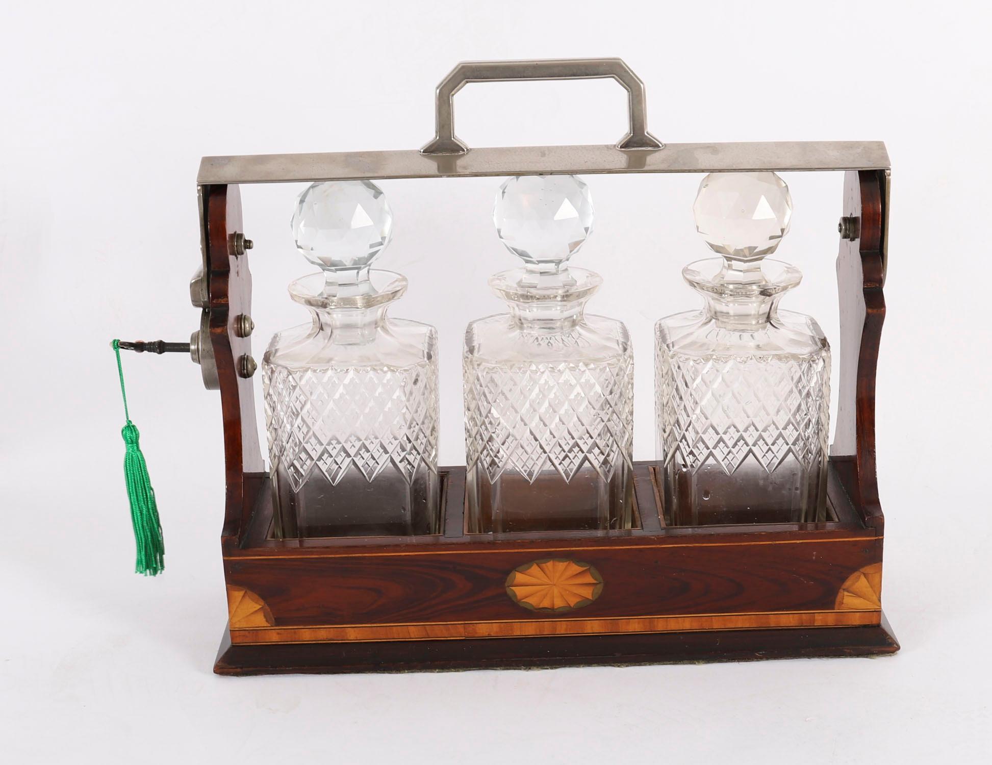 Decantador antiguo de incrustaciones de nogal y tres cristales tallados Tantalus C1870 Siglo XIX en venta 2