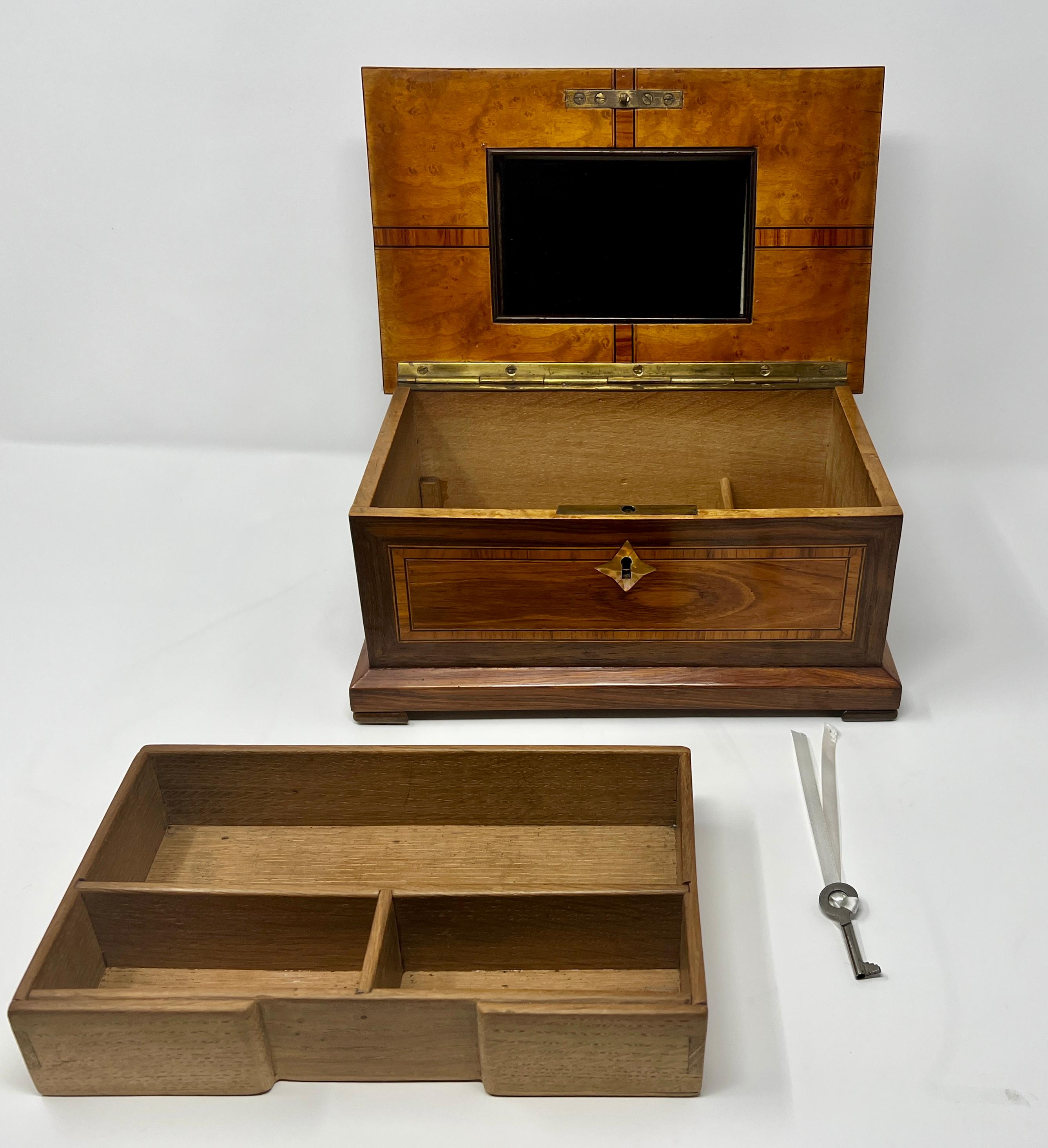 Antike Schachtel aus Holz und Perlmutt mit Intarsien im Angebot 2