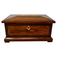 Coffret ancien en bois marqueté et nacre