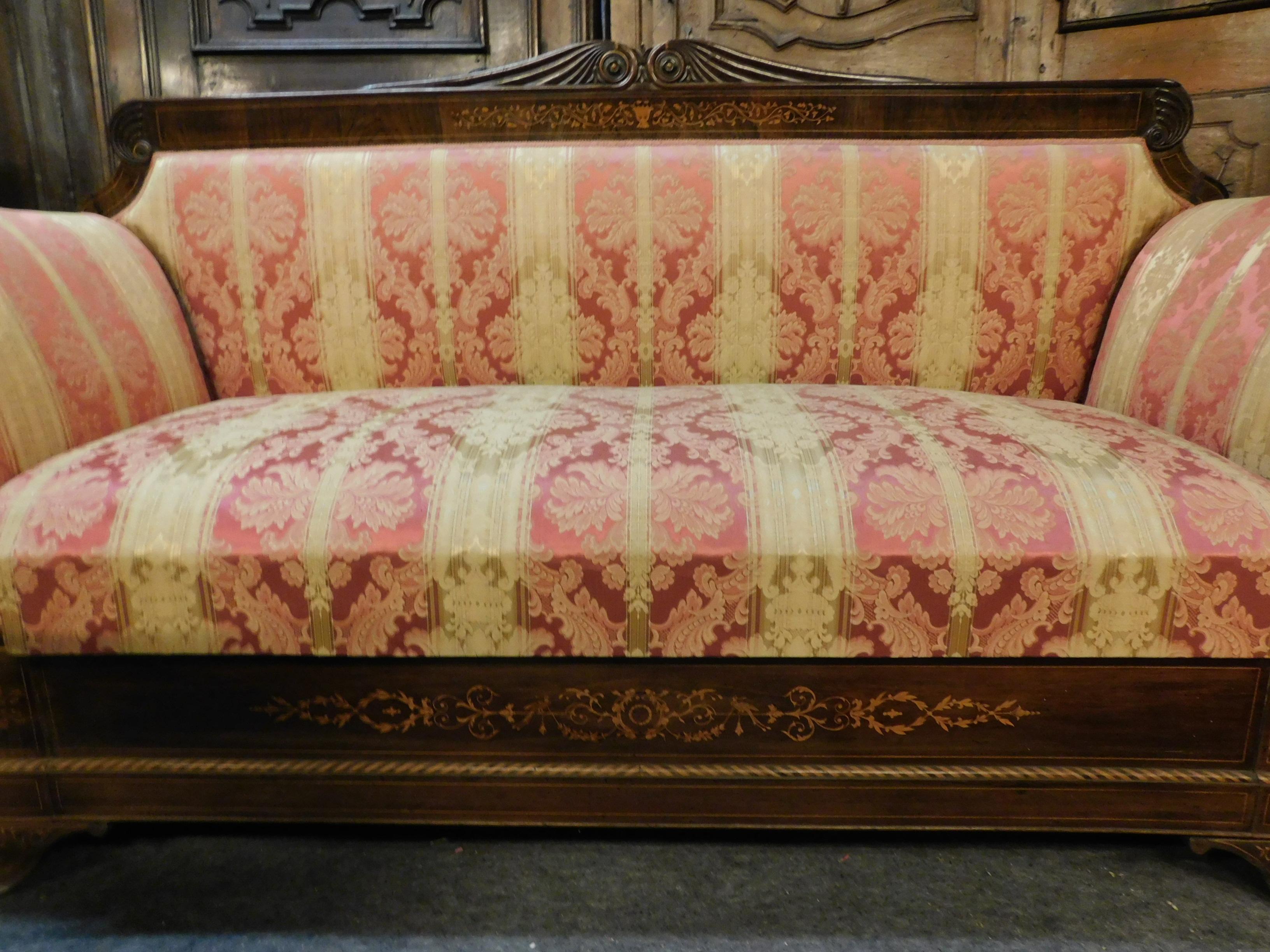 Antique sofa in walnut inlaid with light and dark, striped yellow and red damask fabric, Carlo X style, comes from Italy, built circa 1750.
Important sofa in excellent condition, perfect fabric o textile, a beautiful piece to embellish a living