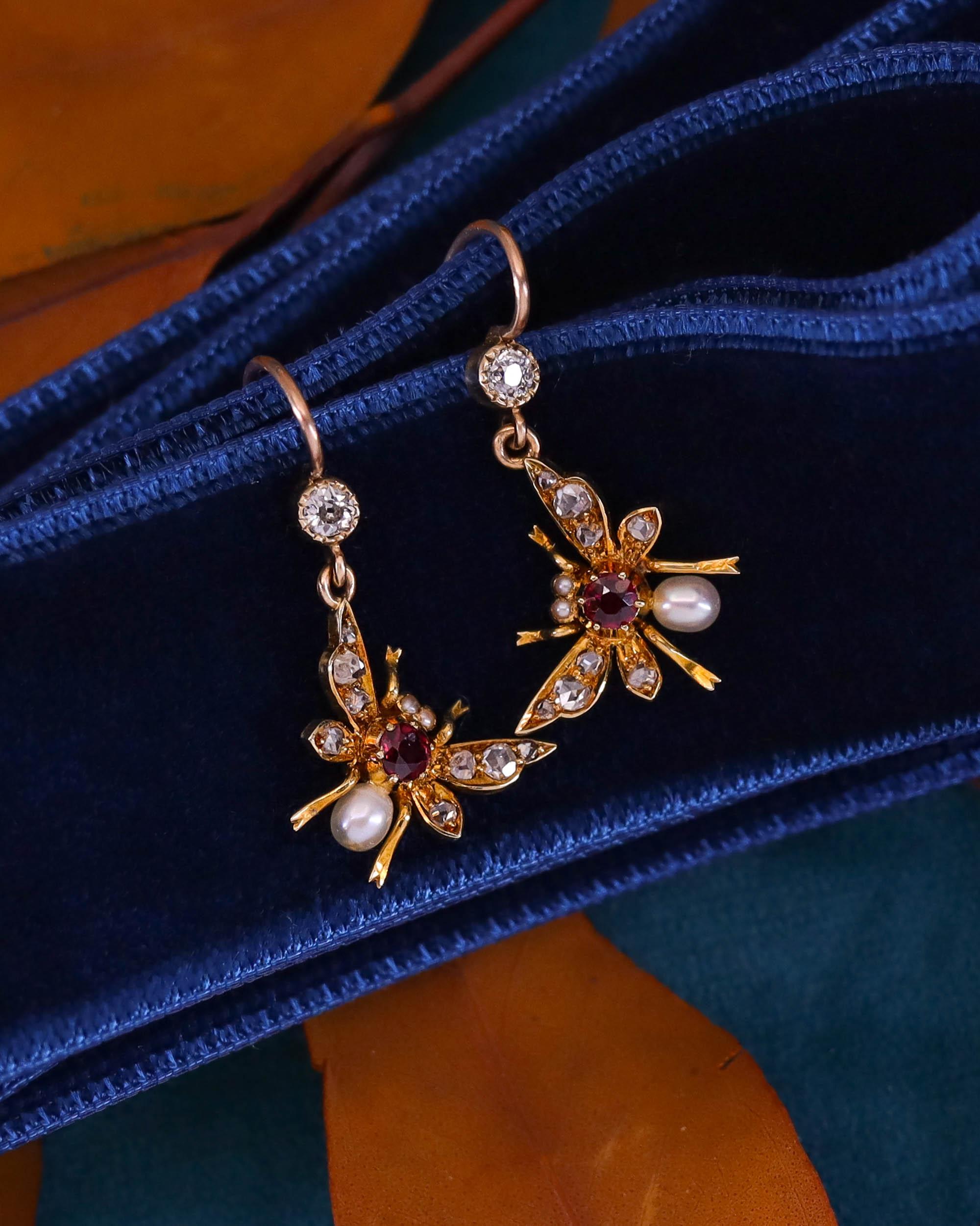 Orecchini antichi a forma di insetto in oro 15ct in vendita 1