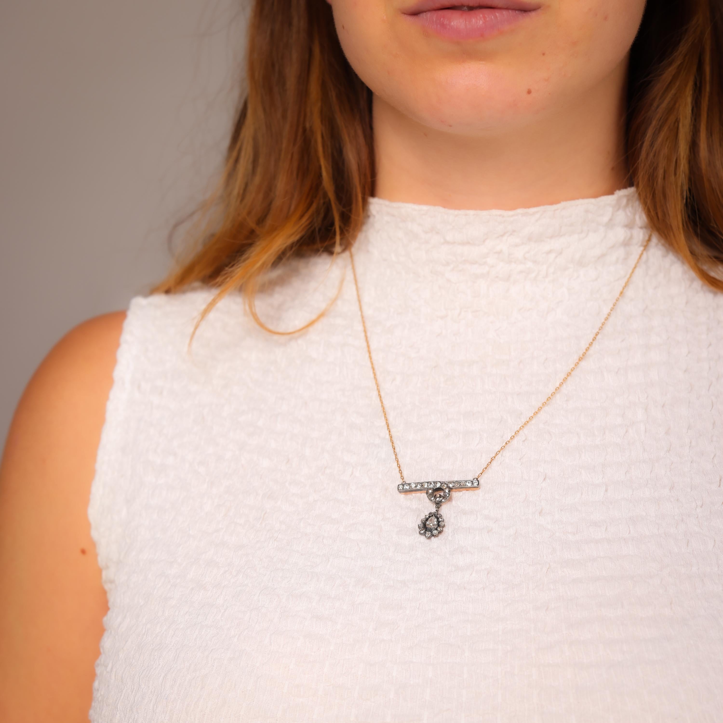 Questa collana di ispirazione antica combina l'oro rosa e l'argento a 18 carati con un'abbagliante serie di diamanti, creando un design elegante e senza tempo dal fascino vintage.

Pietra centrale: Una pera, 25 diamanti old mine e 8 diamanti taglio