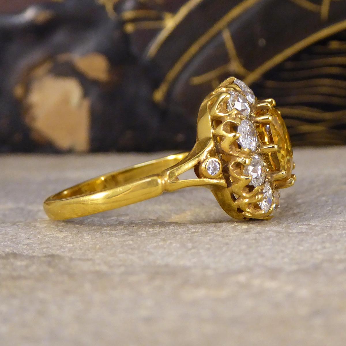 Antiker inspirierter Cluster-Ring mit 2,60 Karat gelbem Saphir und Diamant im Altschliff aus 18 Karat (Spätviktorianisch)