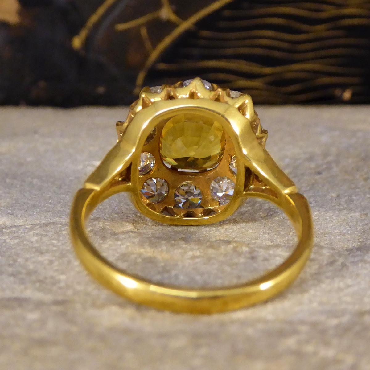 Antiker inspirierter Cluster-Ring mit 2,60 Karat gelbem Saphir und Diamant im Altschliff aus 18 Karat (Kissenschliff)