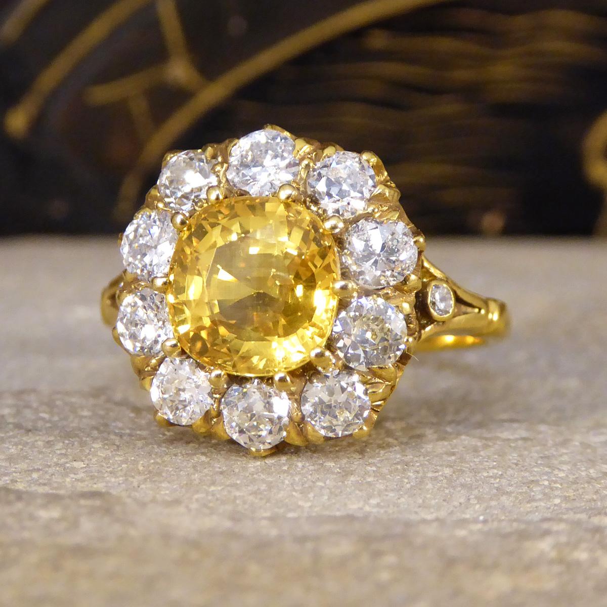 Antiker inspirierter Cluster-Ring mit 2,60 Karat gelbem Saphir und Diamant im Altschliff aus 18 Karat im Zustand „Hervorragend“ in Yorkshire, West Yorkshire