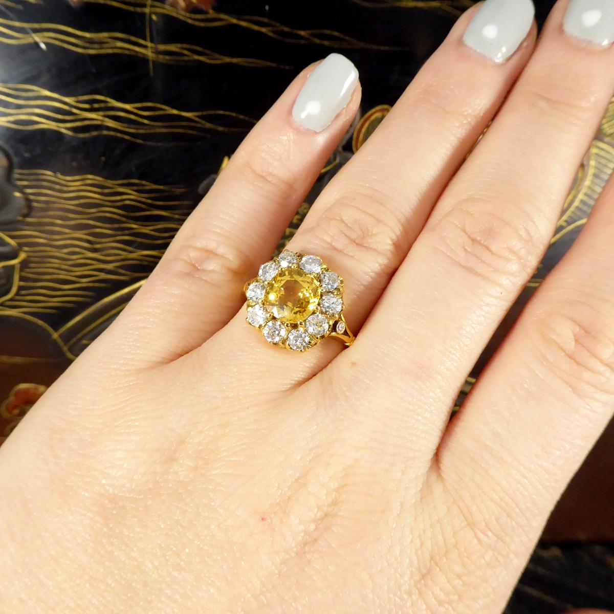Antiker inspirierter Cluster-Ring mit 2,60 Karat gelbem Saphir und Diamant im Altschliff aus 18 Karat 1