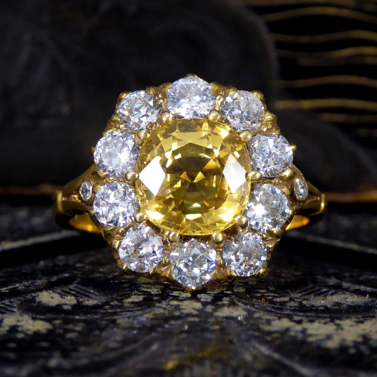 Antiker inspirierter Cluster-Ring mit 2,60 Karat gelbem Saphir und Diamant im Altschliff aus 18 Karat 2