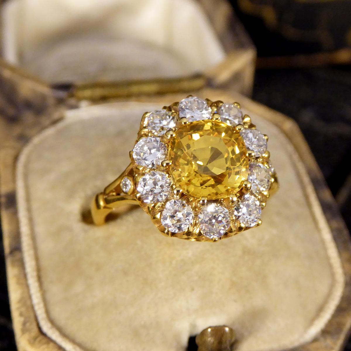 Antiker inspirierter Cluster-Ring mit 2,60 Karat gelbem Saphir und Diamant im Altschliff aus 18 Karat 3